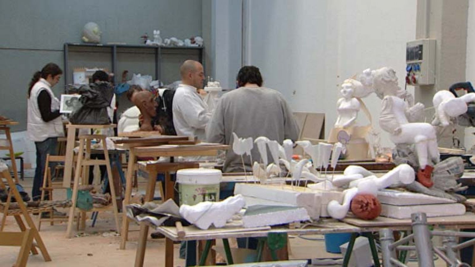Estudiantes valencianos  moldean con barro y corcho sus ilusiciones