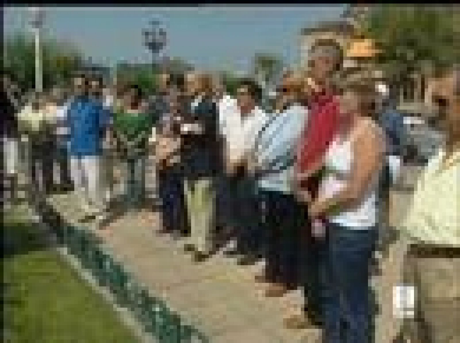 Rosas blancas en San Sebastián en homenaje a las víctimas de De Juana | Ver