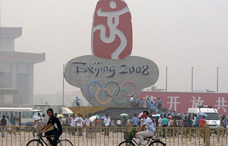 En la Villa olímpica de Pekín conviven todos los deportistas, como una mancomunidad de vecinos ilustres, donde coinciden en las tiendas Roger Federer con deportistas más desconocidos, entre ellos no pocos representantes españoles. 