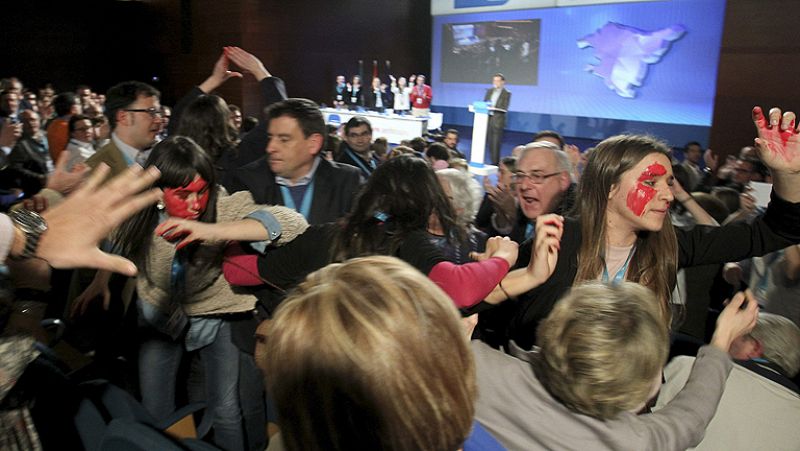 Rajoy, interrumpido con gritos contra la ley del aborto