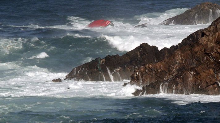 Dos muertos y seis desaparecidos en el hundimiento de un pesquero en Asturias