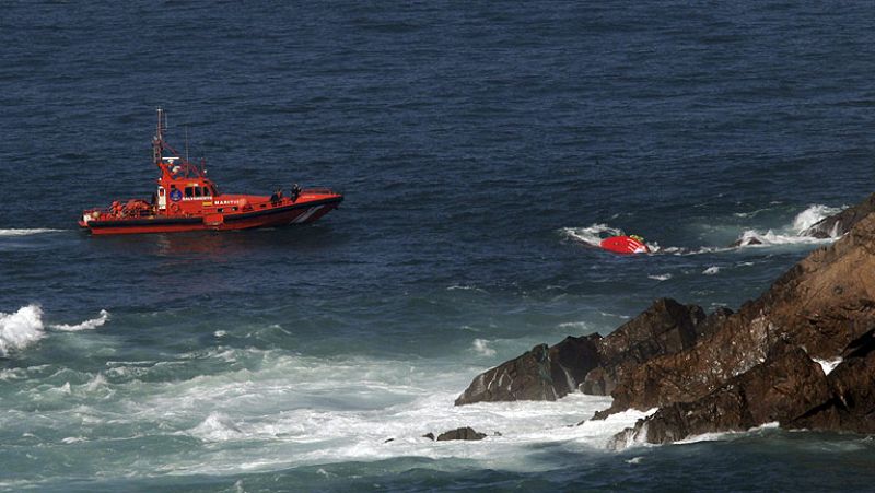Continúa la búsqueda de los seis tripulantes desaparecidos al naufragar un pesquero en Asturias