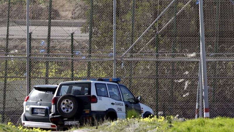 Quince inmigrantes logran entrar en Melilla tras un nuevo salto masivo a la valla fronteriza 