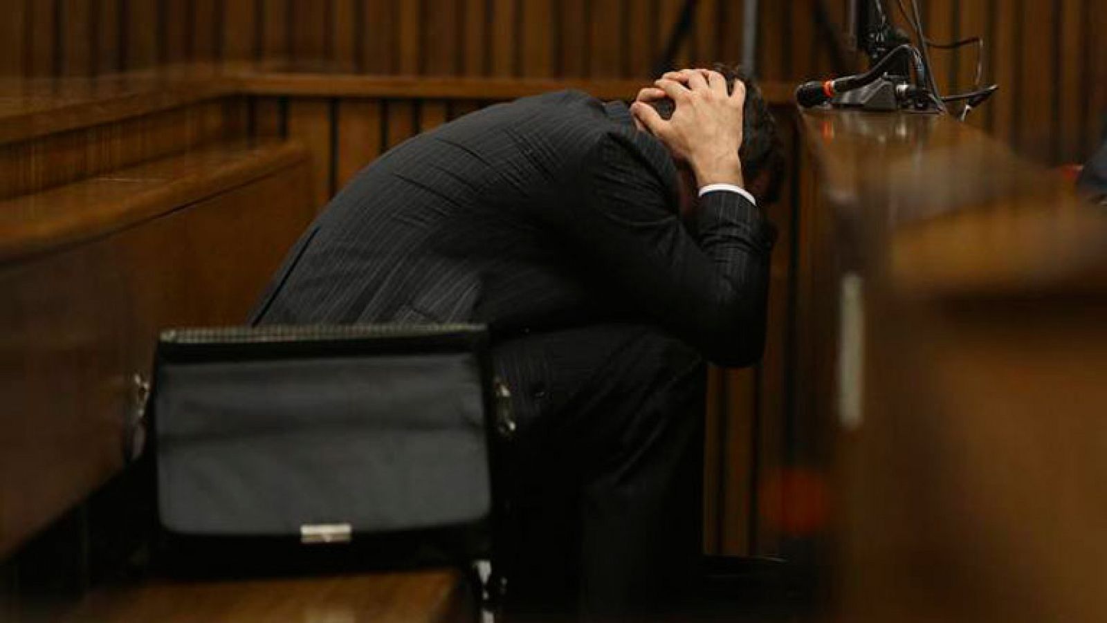 El atleta paralímpico sudafricano Oscar Pistorius protagonizó este lunes angustiosas escenas en el juicio al que se enfrenta por el asesinato de su novia, la modelo Reeva Steenkamp, al vomitar repetidamente mientras el forense Gert Saayman describía las heridas que causaron la muerte de su pareja.

La juez Thokozile Masipa -que prohibió la reproducción en directo de la imagen y el audio del testimonio del forense- tuvo que aplazar en un primer momento la declaración de Saymann, debido al estado de Pistorius, que se cubrió la cabeza con las manos y varios pañuelos y fue abrazado por sus dos hermanos durante el receso.