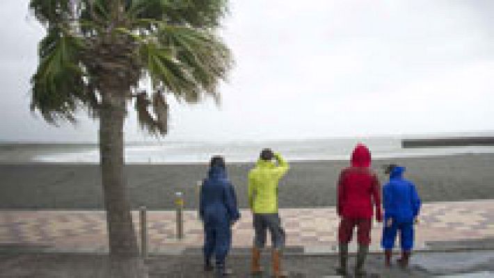 Viento fuerte en el Estrecho y lluvias en Lanzarote y Fuerteventura