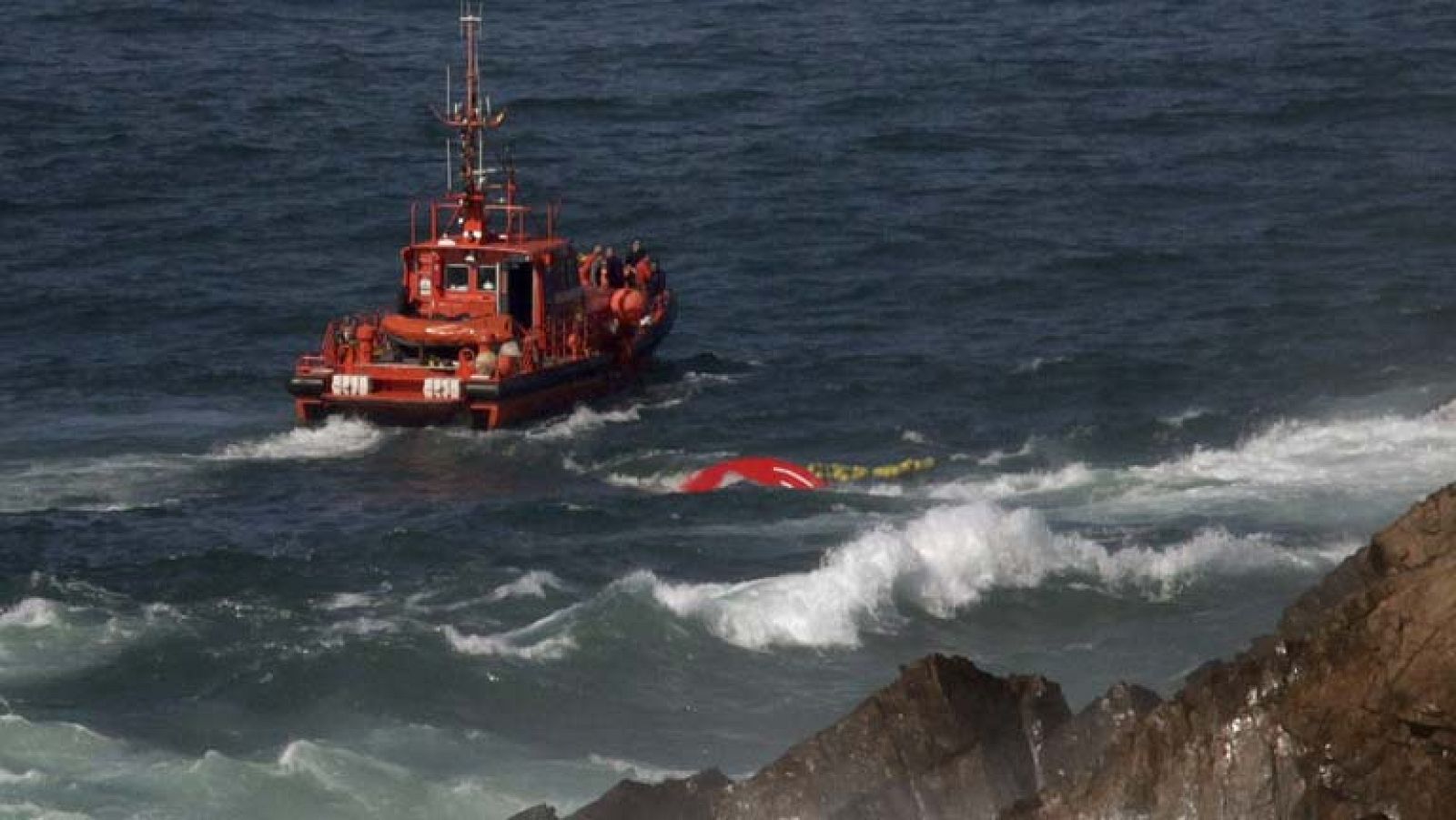 Continúa la búsqueda de los seis marineros desaparecidos en el naufragio del pesquero Santa Ana 