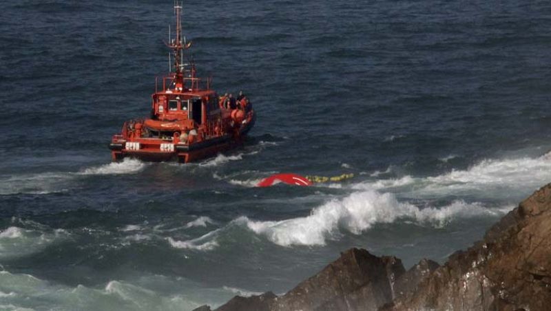 Continúa la búsqueda de los seis marineros desaparecidos en el naufragio del pesquero Santa Ana 