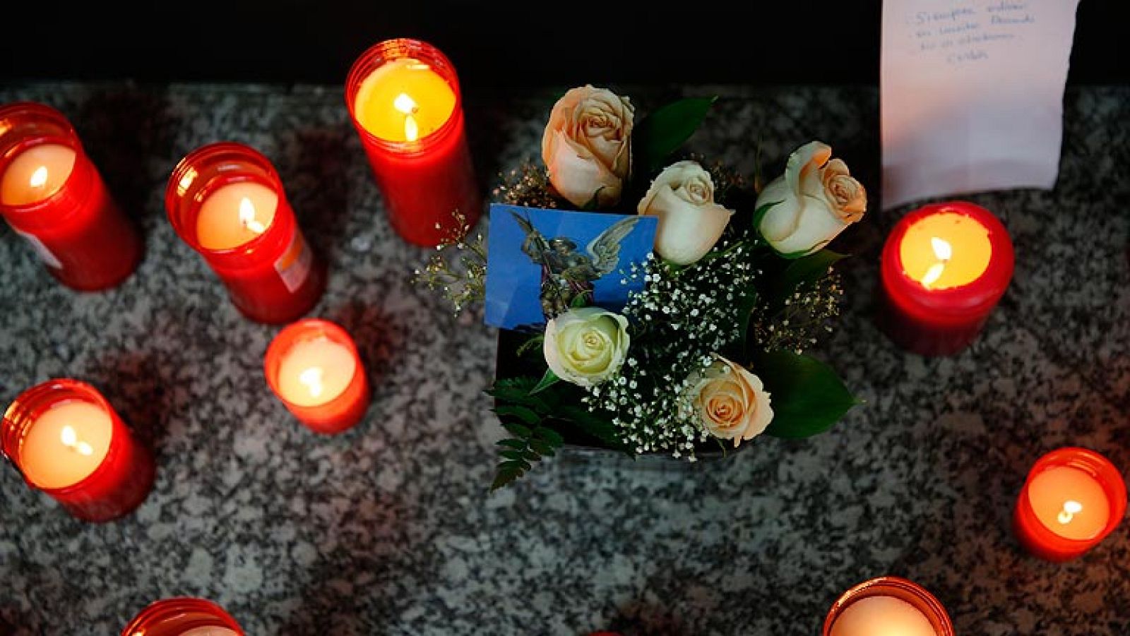 Diez años después del 11M, el mayor atentado que ha sufrido España, las víctimas han querido en esta ocasión ir de la mano, por primera vez desde 2007, unidas en un clamor para que los políticos y las instituciones no las dejen en el olvido, la oscuridad y la soledad. Una unidad que se ha escenificado en el primer homenaje del día: el funeral de Estado presidido por los reyes en la catedral madrileña de La Almudena y oficiado por el cardenal arzobispo de Madrid, Antonio María Rouco Varela, por las 192 víctimas mortales y los 1.857 heridos en la tragedia. Además, las estaciones de Atocha, El Pozo y Santa Eugenia, que fueron golpeadas por las bombas, han acogido homenajes, conciertos y ofrendas florales durante este décimo aniversario. Han sido muchos los ciudadanos los que han querido decir a las víctimas: "Siempre estaréis en nuestro recuerdo. No os olvidamos". También en el Congreso de los Dioputados y en el Senado se ha guardado un minuto de silencio para honrarlas.