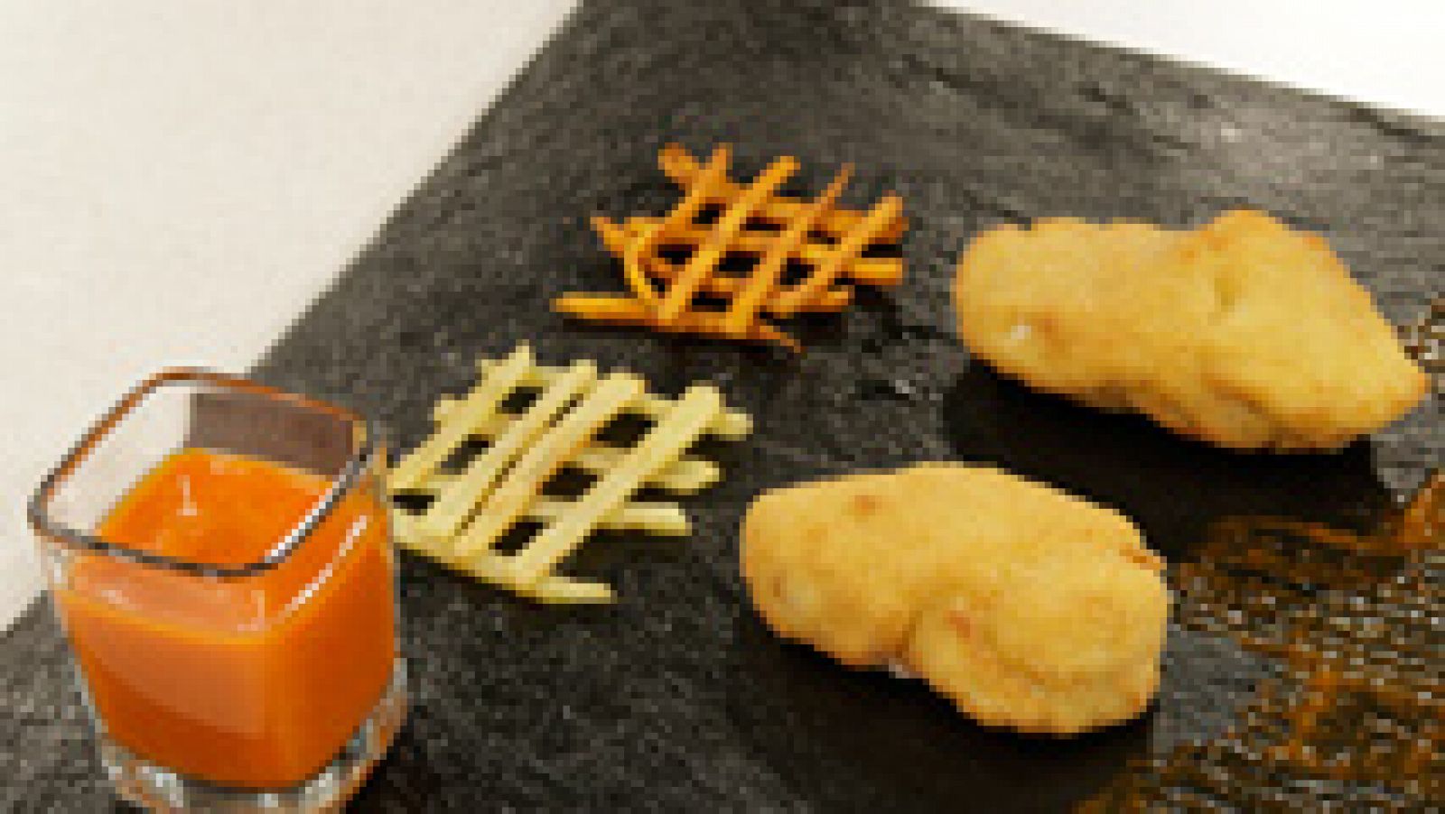 Solomillo de cerdo a la villaroy con patatas y salsa pimientos