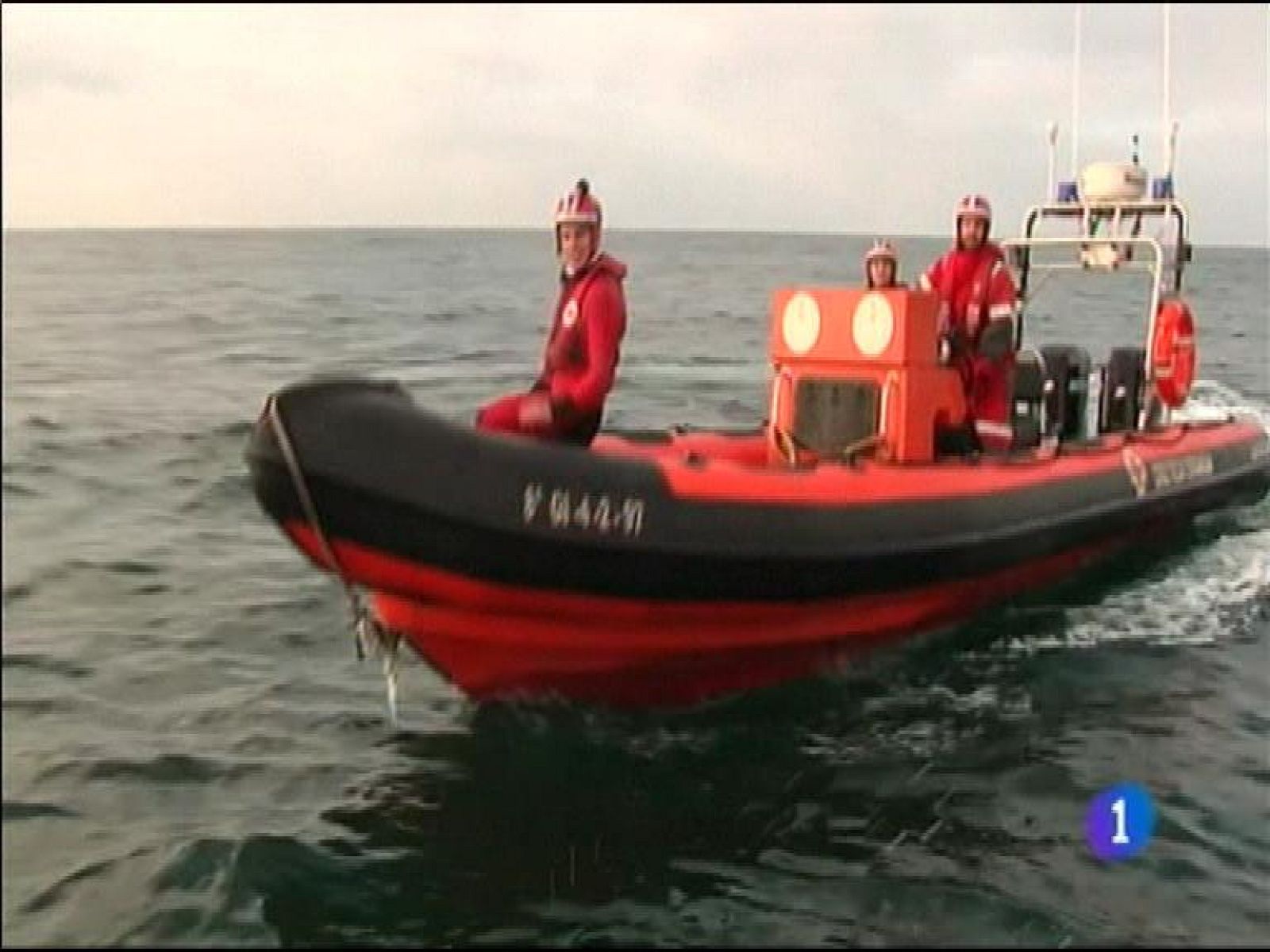  Continúan las labores de búsqueda de los seis marineros desaparecidos frente al Cabo Peñas tras el naugfragio del Santa Ana hundido en la madrugada del lunes pasado. La operación se centrará en las próximas horas en la estabilización de la nave, para tratar de acceder al pesquero hundido frente a la costa de Cabo Peñas.El gobierno aprobó la construcción de la incineradora para el año 2020 por 220 millones de euros. El Museo de Bellas Artes de Asturias acoge un ciclo de pintura y cine. Coincidiendo con ello, Radio Cinco, de Radio Nacional de España, ha emitido parte de su programación de hoy desde la propia pinacoteca con motivo de su veinte aniversario.