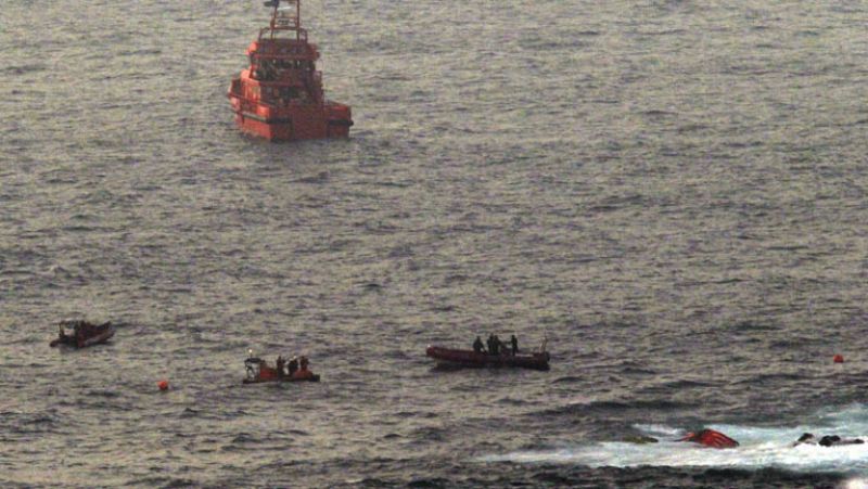 La poca visibilidad y las corrientes dificultan el acceso al pesquero hundido en Asturias 