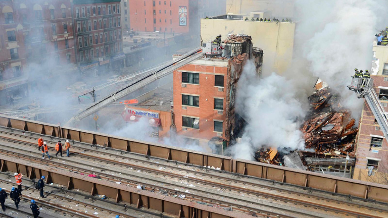 Telediario 1: Una fuerte explosión en Nueva York derrumba dos edificios y deja al menos dos muertos | RTVE Play