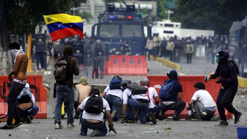 Maduro anuncia "medidas drásticas" para acabar con las protestas 