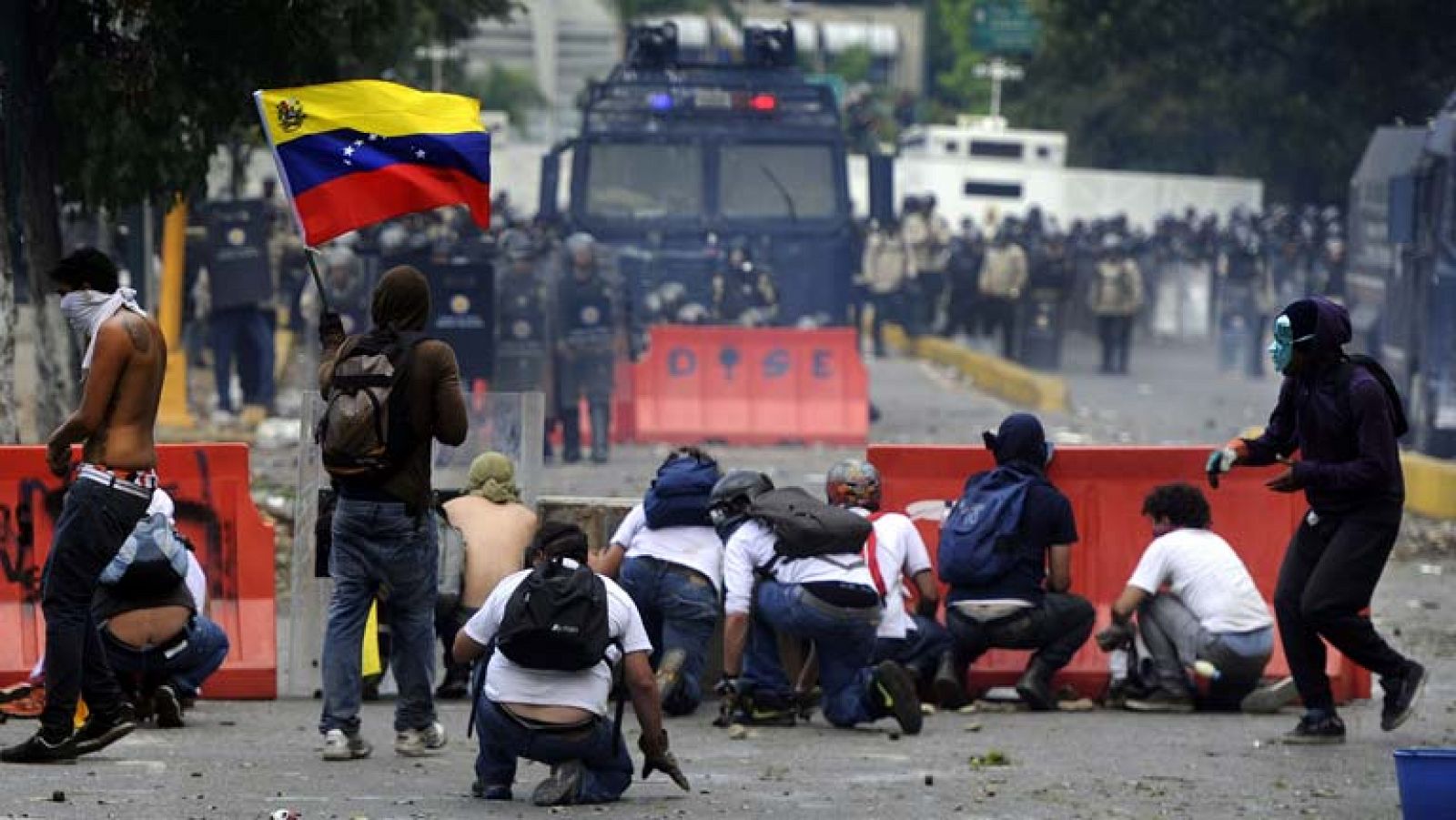 Maduro anuncia "medidas drásticas" para acabar con las protestas 
