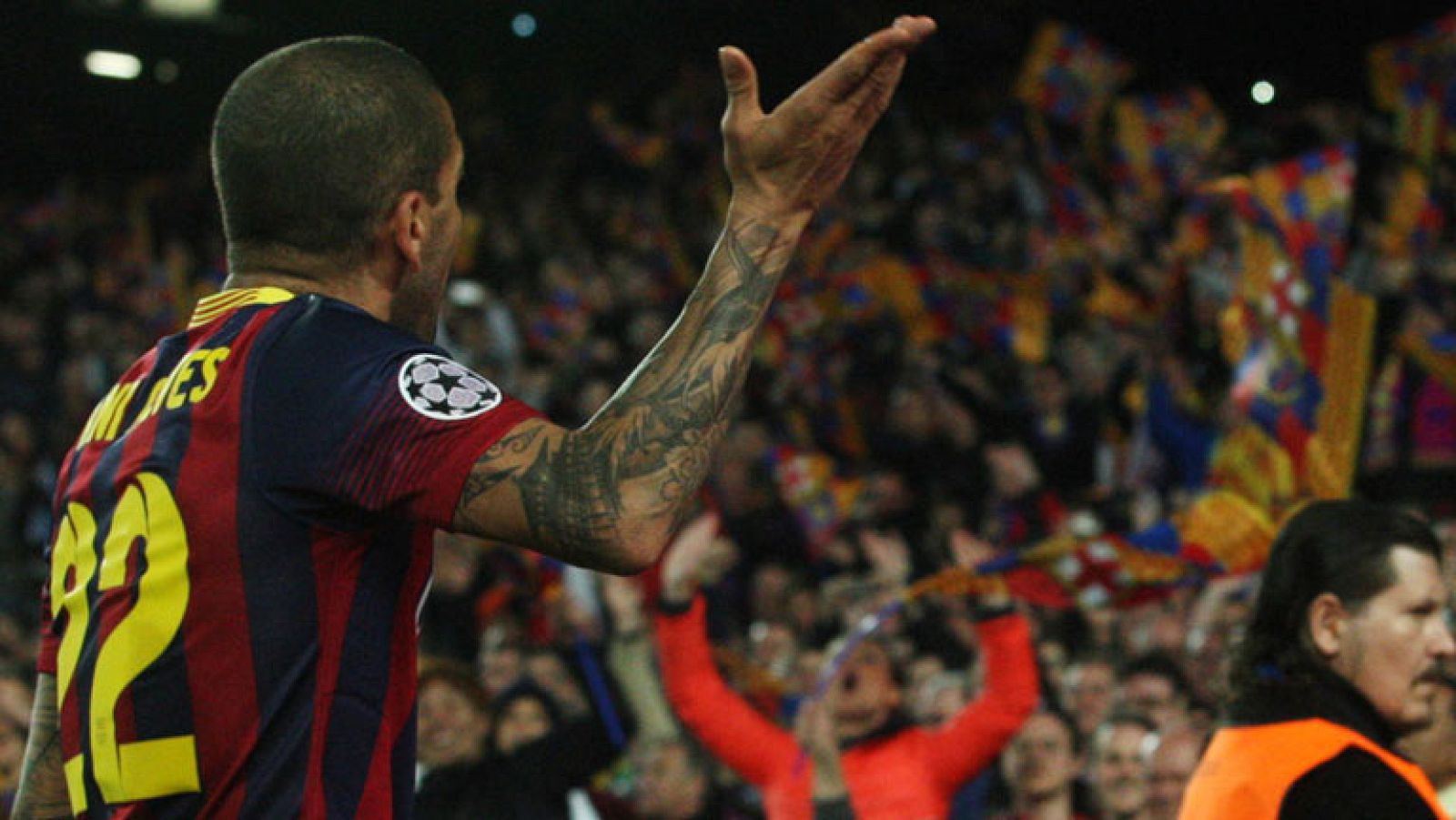 Alves marca y después reprocha a la afición culé