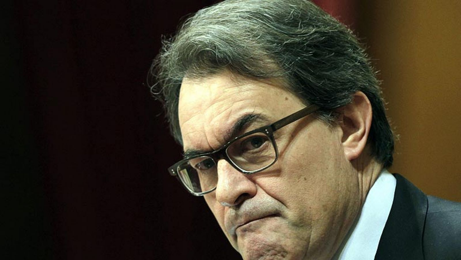 El presidente de la Generalitat, Artur Mas, ha garantizado que "sacará las urnas" a la calle el próximo 9 de noviembre en Cataluña pese al "muro de silencio" y en algunos casos el "menosprecio" con el que el PP responde a la voluntad de diálogo del Ejecutivo catalán por la consulta soberanista. En la sesión de control del Parlament, Mas ha reiterado que convocará la consulta y ha denunciado que es "gravísimo" que la presidenta del PPC, Alicia Sánchez-Camacho, se erija como "portavoz" del Tribunal Constitucional, después de que la dirigente popular le haya advertido de que la ley de consultas será declarada ilegal.