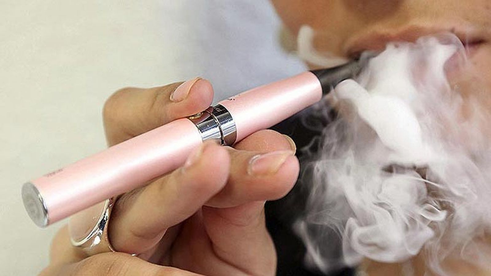 Diagnostican en Galicia la primera neumonía en España por cigarro electrónico | Ver