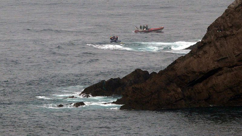 Los buzos trabajan ya para entrar en el pesquero naufragado en Cabo Peñas