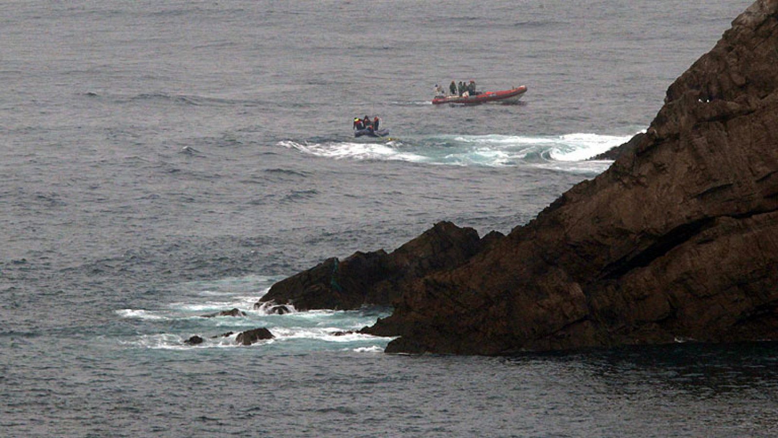 Los buzos trabajan ya para entrar en el pesquero naufragado en Cabo Peñas