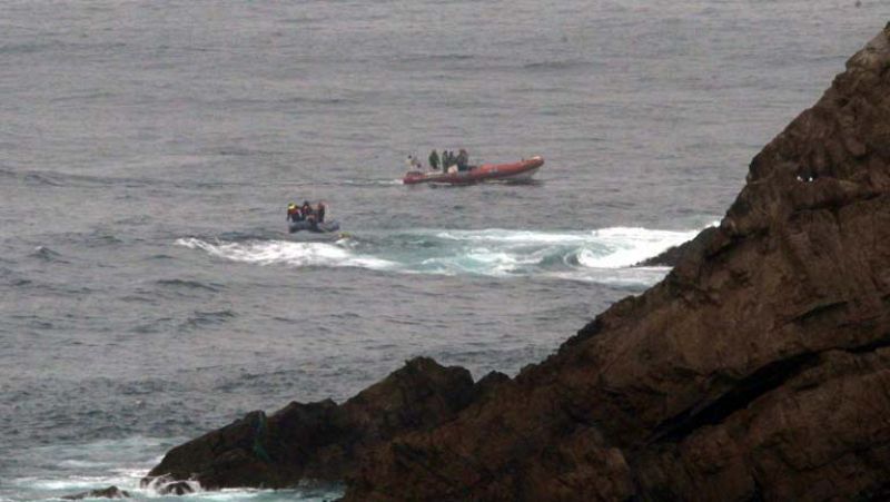 Los buzos de la Guardia Civil intentan localizar a los seis marineros desaparecidos 