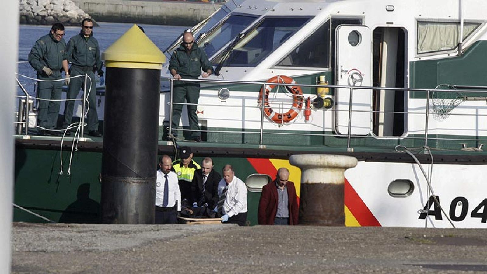 Los buzos de la Guardia Civil han rescatado del interior del barco pesquero hundido frente a Cabo Peñas el cuerpo sin vida de uno de los seis tripulantes que aún permanecían desaparecidos. El capitán de la Guardia Civil Emilio González ha explicado a los medios de comunicación que el cuerpo del marinero gallego Lucas José Mayo Abeijón, natural de la localidad coruñesa de Muros, se encontraba en los camarotes del pecio, donde por ahora no se han encontrado más cuerpos, aunque prosiguen las tareas de búsqueda. El cuerpo, identificado a los pocos minutos de ser descubierto, ha sido trasladado a las instalaciones de la Autoridad Portuaria de Avilés, en donde se encuentran desde el pasado lunes familiares y amigos de los seis desaparecidos en el hundimiento del pesquero.