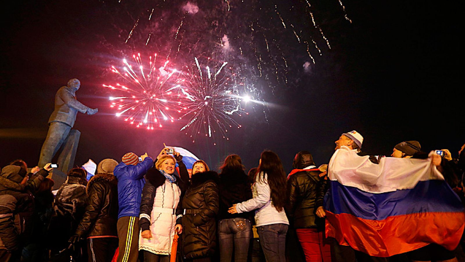 Miles de personas esperan en las calles de Crimea los resultados del referéndum