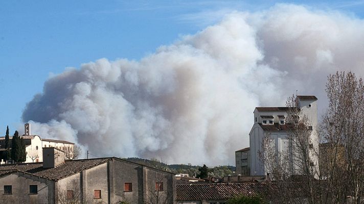 Continúan las labores de extinción del incendio de Girona para cerrar el perímetro