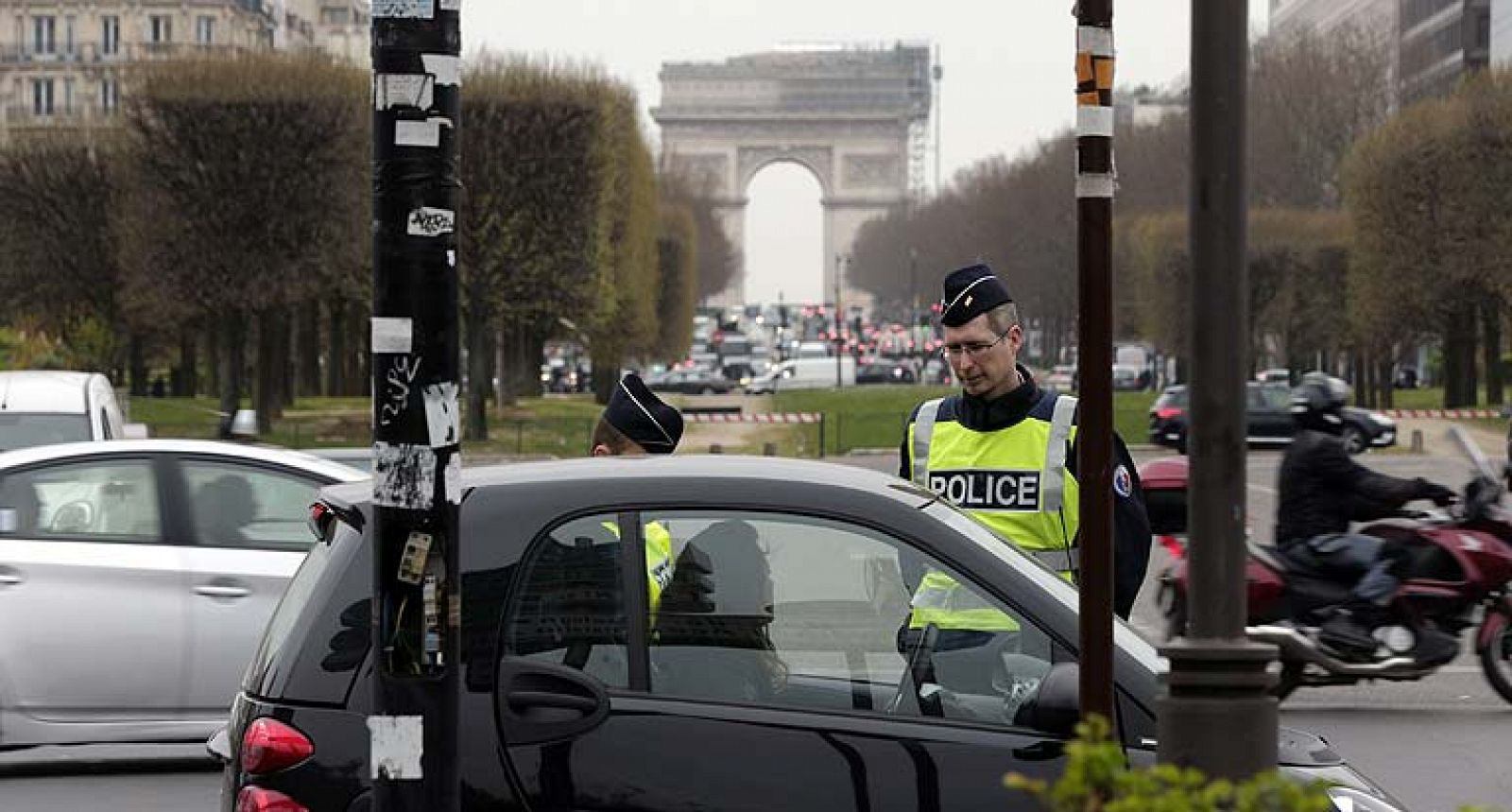 París rebaja la contaminación tras un lunes de tráfico restringido y miles de multas