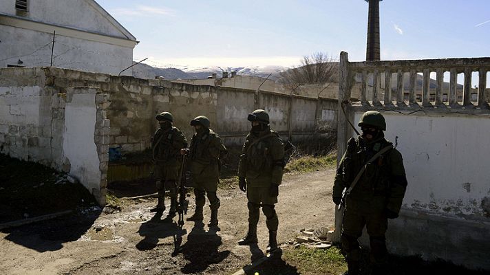 Informativo 24h - Ucrania denuncia la muerte de un militar durante el asalto a una base en Crimea