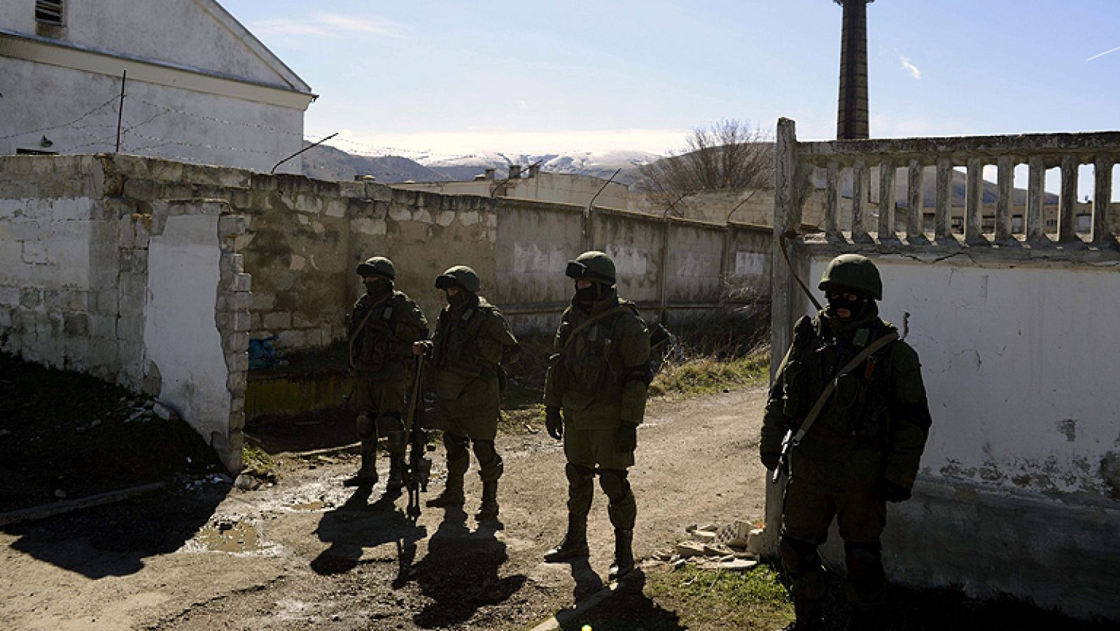 Ucrania denuncia la muerte de un militar durante el asalto a una base en Crimea - Informativo 24h | Ver