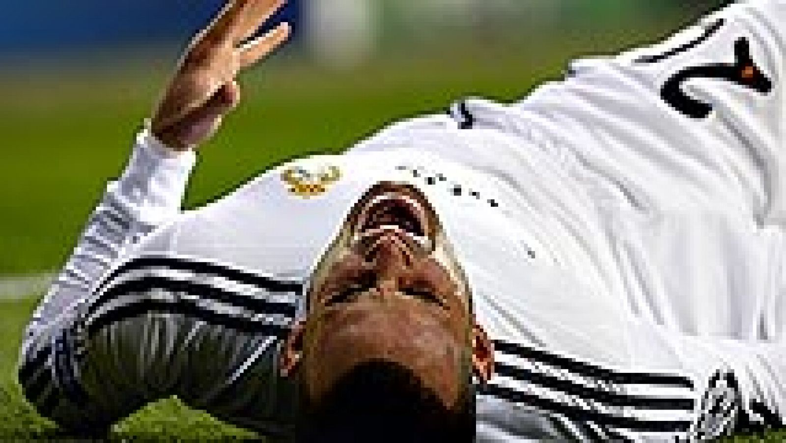 Jesé Rodríguez se lesionó a los tres minutos de partido en la vuelta de octavos de final de Liga de Campeones ante el Schalke 04, tras ser arrollado por Sead Kolasinac a los tres minutos, cuando protegía el balón y se dañó la rodilla derecha. Un part