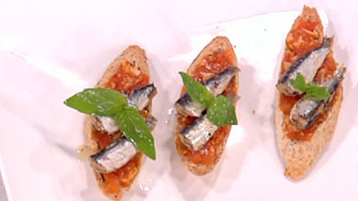 La mañana - Tosta de sardinas con tomate y aceite de ajo