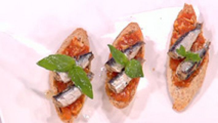 Tosta de sardinas con tomate y aceite de ajo