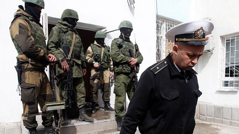 Manifestantes prorrusos asaltan la base de la Armada ucraniana en Sebastopol