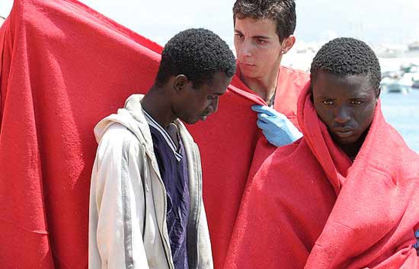 Una patera con 36 inmigrantes, en su mayoría subsaharianos, ha llegado al puerto de Motril tras ser interceptada a once millas al sur del cabo Sacratif en el anejo motrileño de Torrenueva (Granada). 