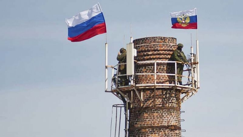 Manifestantes prorrusos toman dos bases militares de Ucrania en Crimea