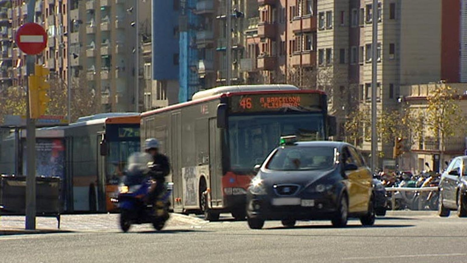 Telediario 1: Práctica ilegal entre taxistas y hoteles en Barcelona | RTVE Play