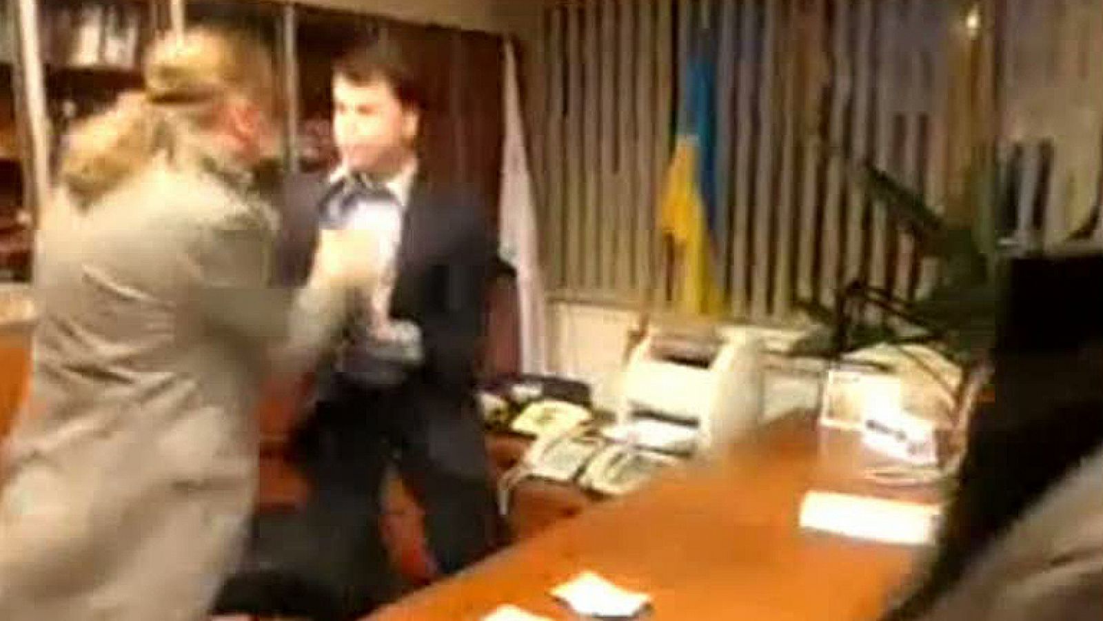  Tres miembros de Svoboda, el partido de extrema derecha que cuenta con tres ministros en el nuevo Gobierno ucraniano, irrumpieron este martes por la noche en el despacho del director de la cadena pública ucraniana NTV y le obligaron a firmar su dimisión tras asestarle varios golpes.
