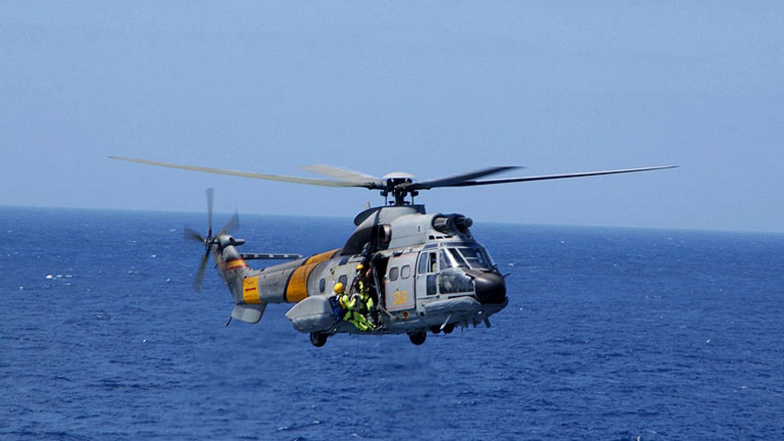 Buscan a los cuatro desaparecidos al caer al mar un helicóptero de rescate del Ejército