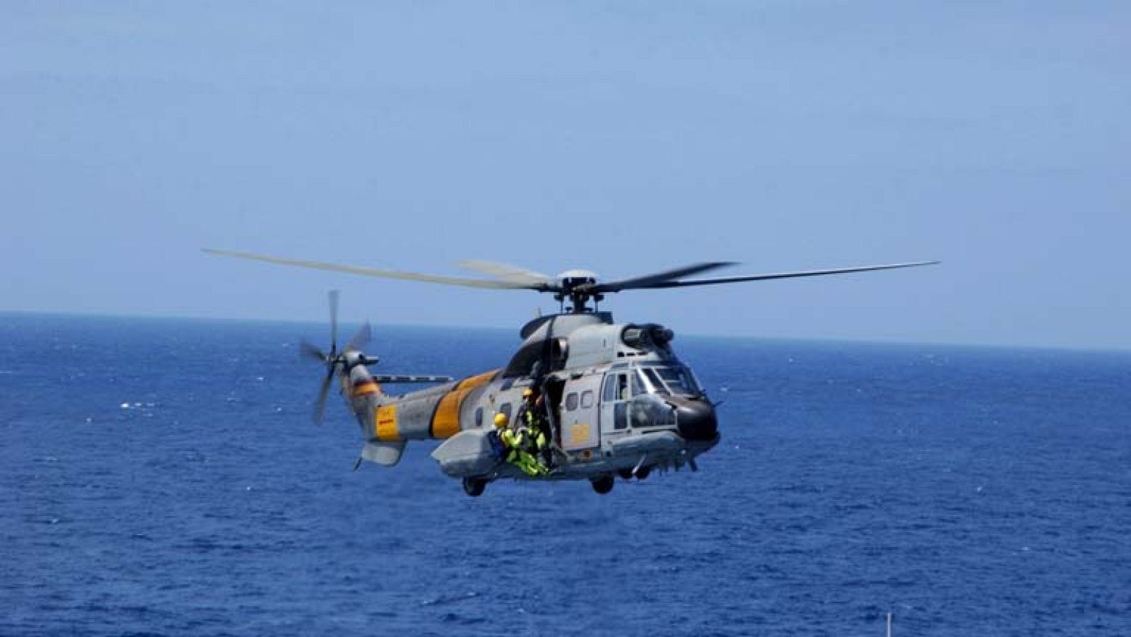 Continua la búsqueda de los cuatro tripulantes del helicóptero militar, en Canarias