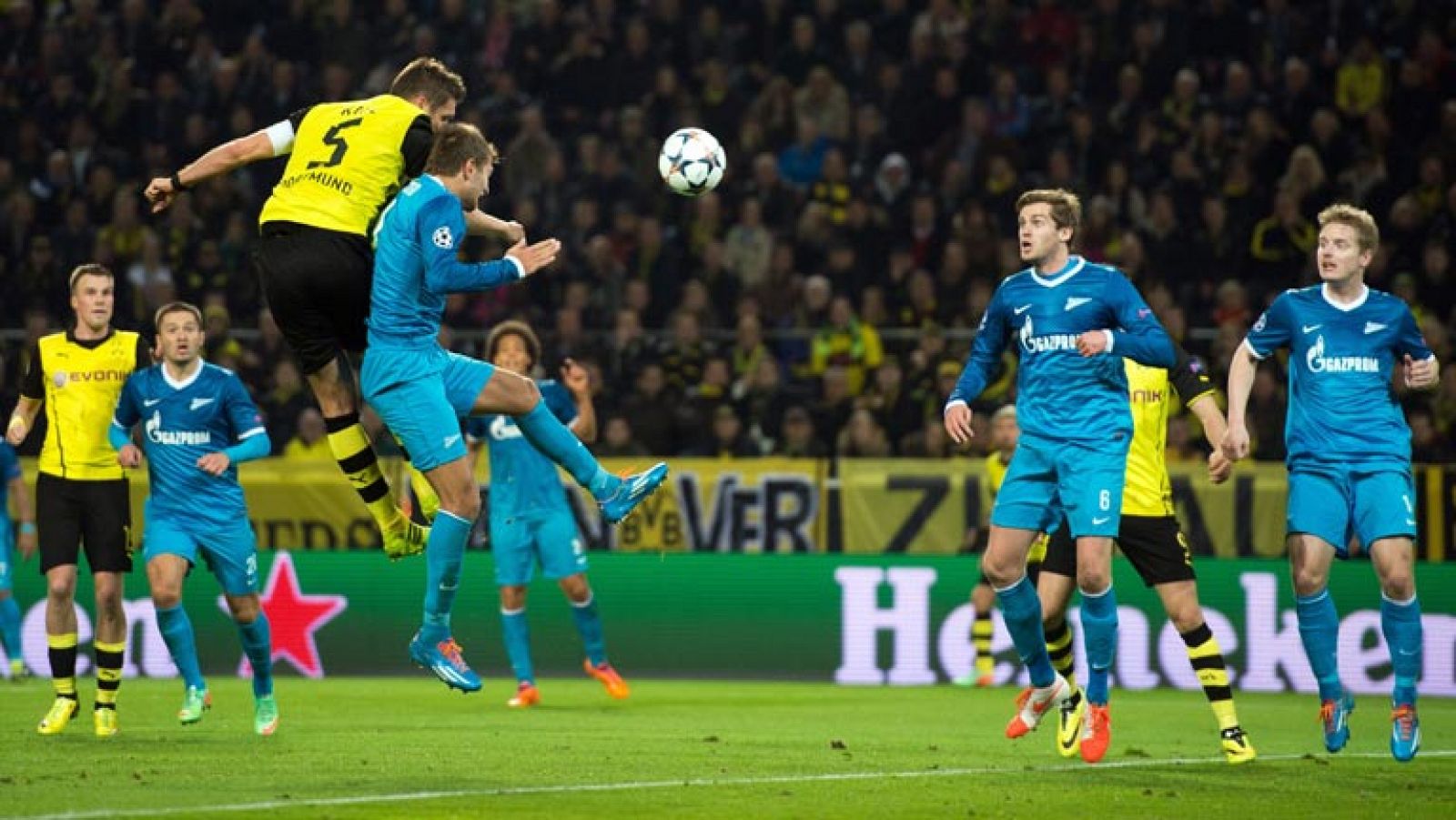 Borussia Dortmund y Manchester United pasan a cuartos