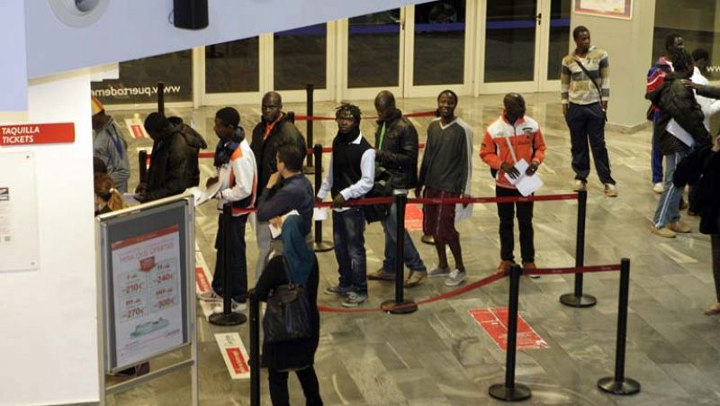 En Melilla, comienzan ya los traslados de grupos de inmigrantes desde el centro de estancia temporal a la península