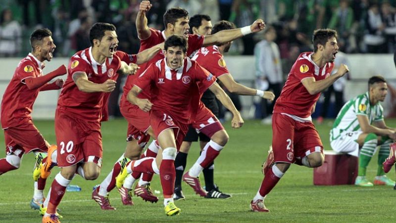 Alegría sevillista tras pasar a cuartos en casa del Betis