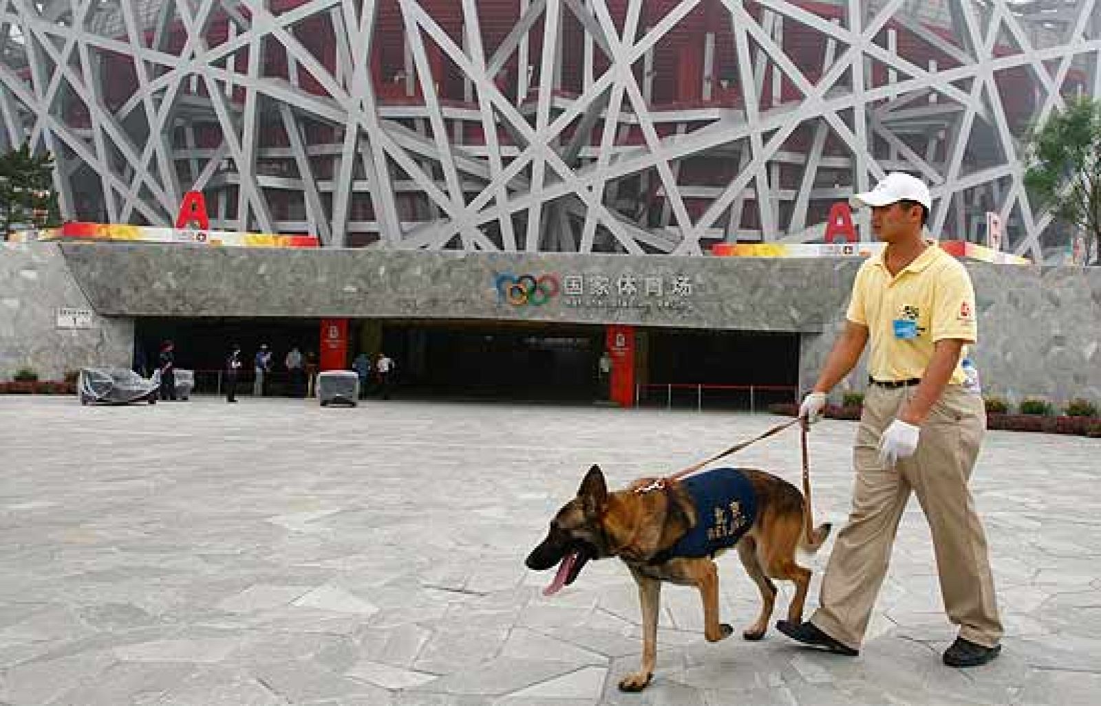 A falta de horas para la inauguración de los Juegos, la seguridad en Pekín se ha reforzado considerablemente. Un amplio despliegue militar se ha llevado a cabo alrededor del Nido, sede de la ceremonia de apertura.