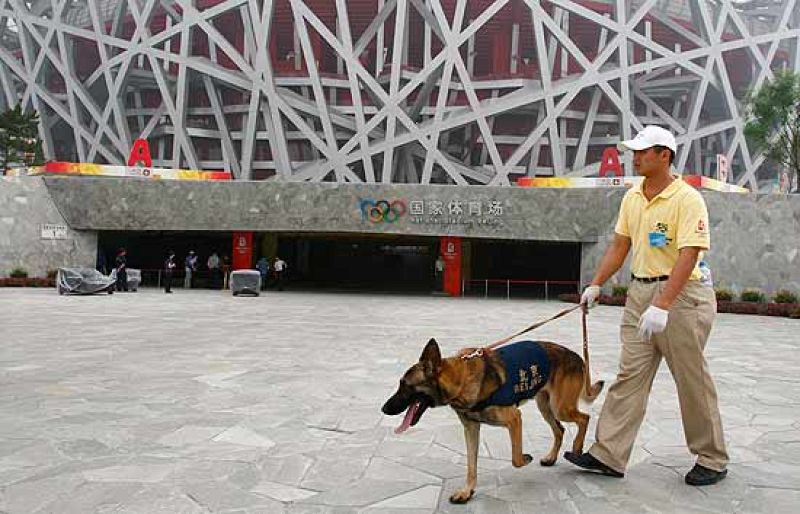 A falta de horas para la inauguración de los Juegos, la seguridad en Pekín se ha reforzado considerablemente. Un amplio despliegue militar se ha llevado a cabo alrededor del Nido, sede de la ceremonia de apertura.