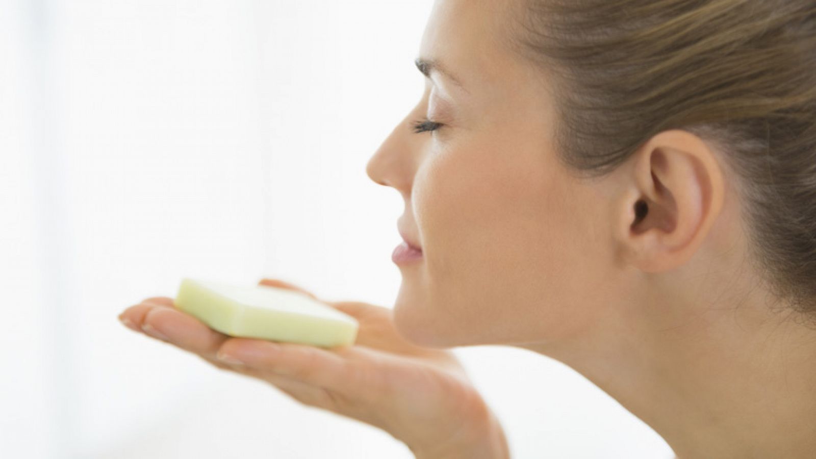 Telediario 1: La nariz humana puede distinguir más de un billón de olores | RTVE Play