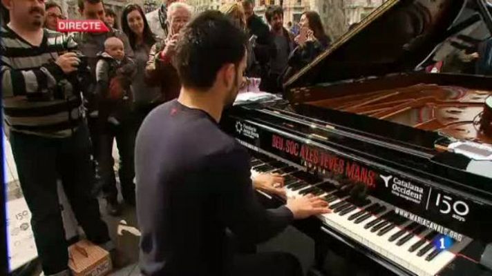 L'Informatiu - Pianos de cua als carrers de Barcelona