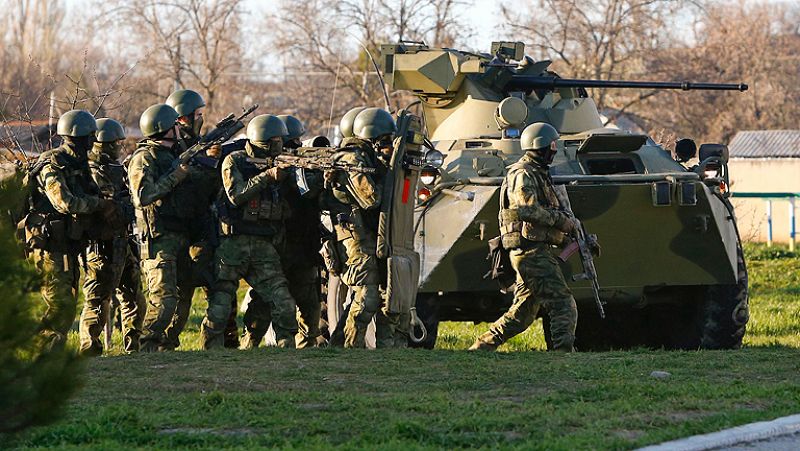 Tropas rusas asaltan una base ucraniana en Crimea