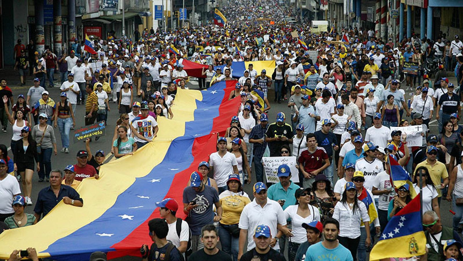 Informativo 24h: Al menos tres muertos en una nueva jornada de protestas en Venezuela | RTVE Play