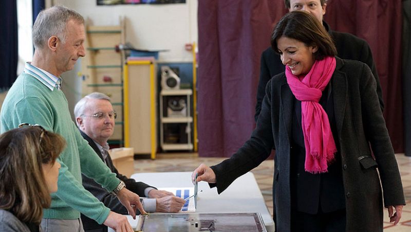 Francia vota en unas municipales en las que una española podría ser alcaldesa de Paris